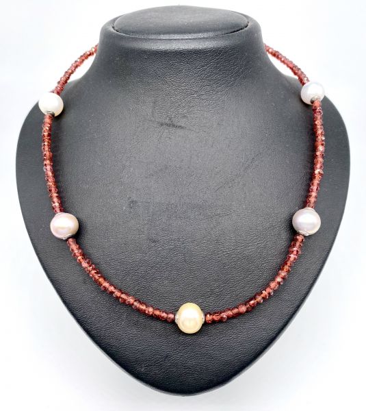 Halskette mit Zuchtperlen und Granat | Silber-Magnetverschluss