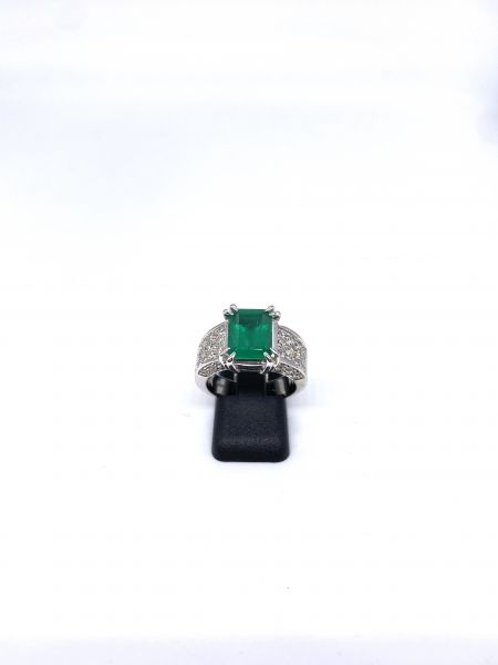 Ring 750 WG mit Smaragd ca. 4 ct. und 48 Brillanten ca. 1 ct.